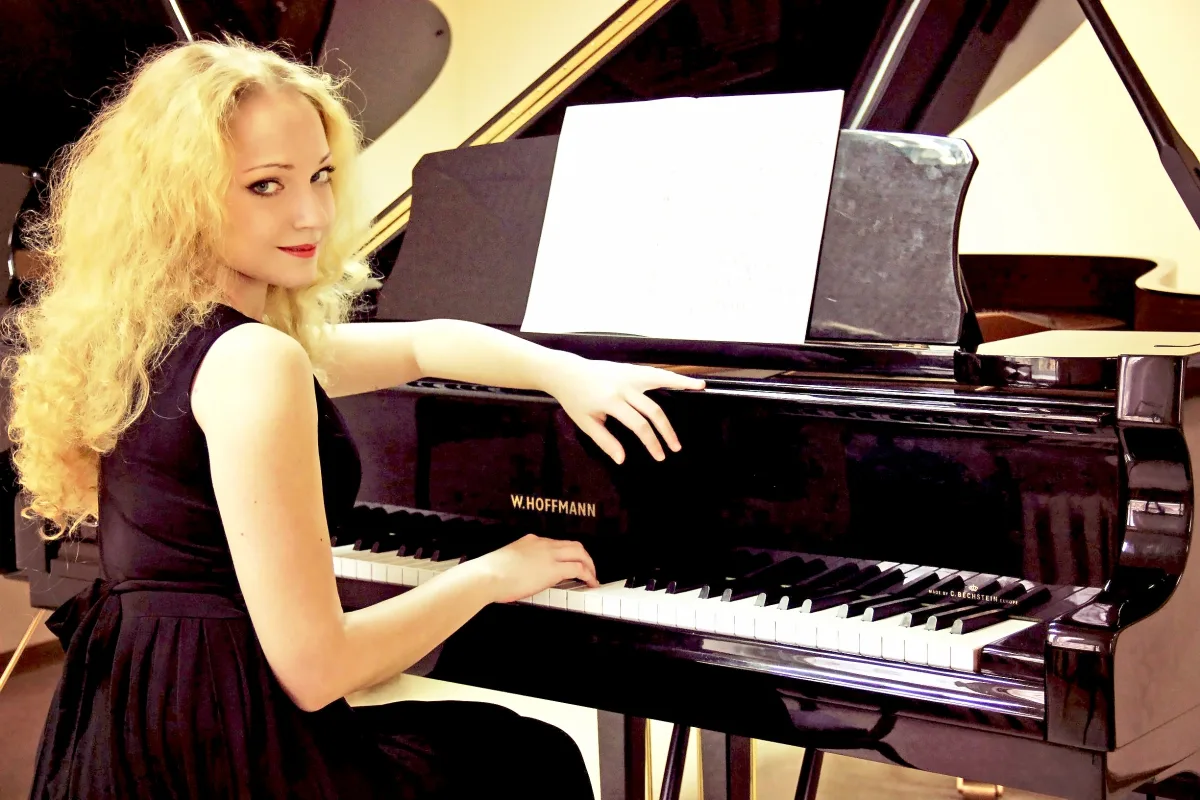 Салоны с историей: Нувеллистъ № 8. Докъ: царский и советский паспорт, документы 19 века