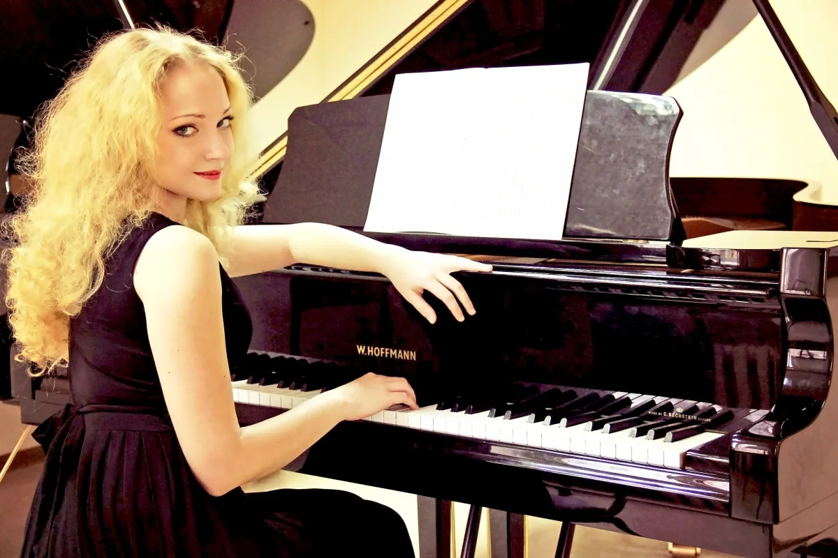 Салон с историей: Нувеллистъ № 8. Докъ: царский и советский паспорт, документы 19 века