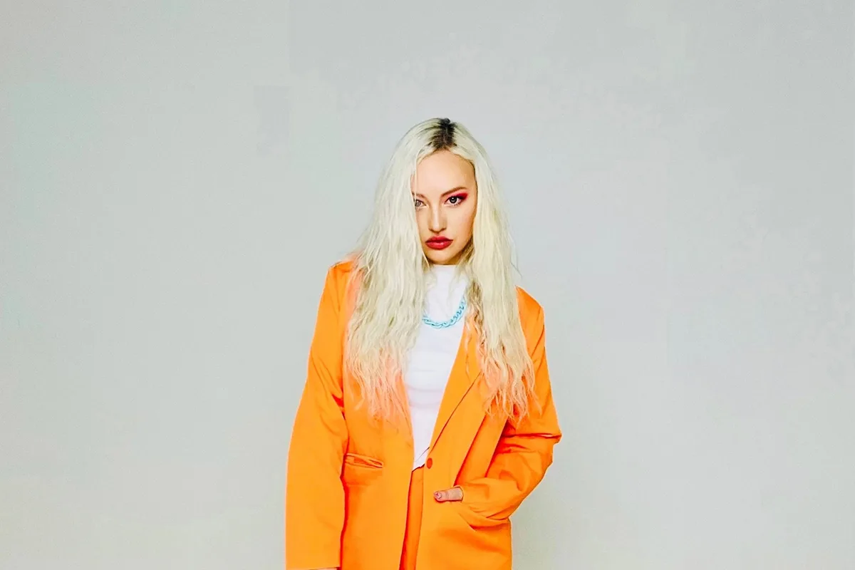 Блондинка КсЮ